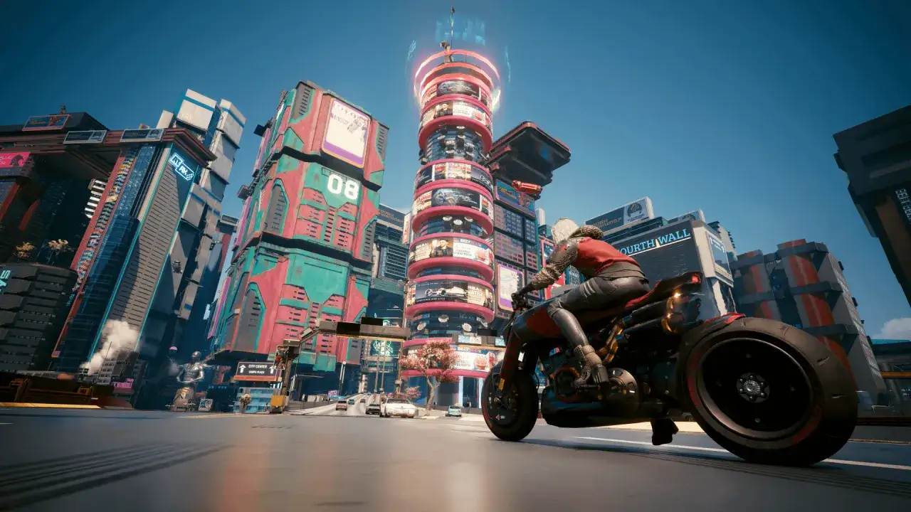 Motociclista en Night City, un vistazo a la guía Cyberpunk 2077 con rascacielos futuristas y luces de neón.