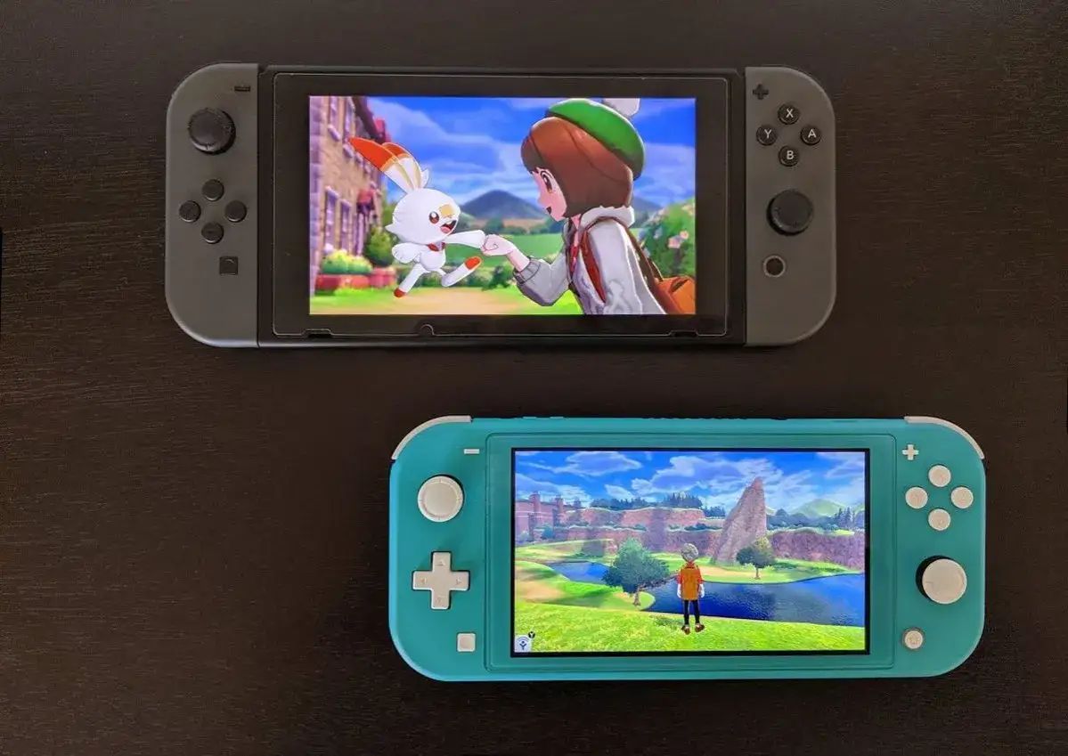 Dos consolas Nintendo Switch, una estándar y una Lite turquesa, muestran escenas de Pokémon.