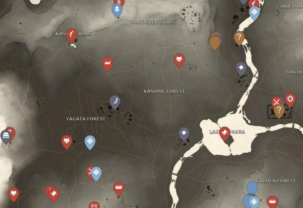 Mapa de Tsushima con marcadores de trofeos. Se ven iconos de zorros, espadas y otros símbolos en Kashine Forest y sus alrededores.