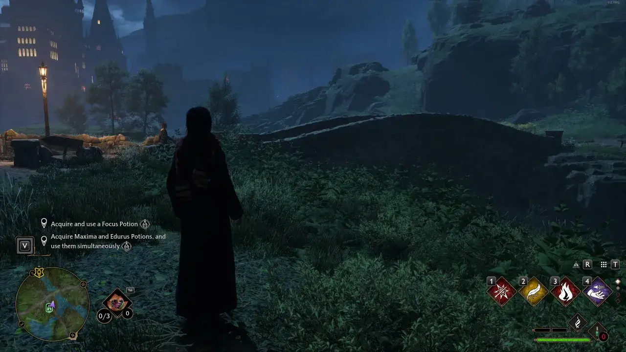 Un estudiante en Hogwarts Legacy, rodeado de vegetación y con el castillo al fondo. El fantasma de nuestro amor hogwarts legacy parece acechar en la noche.