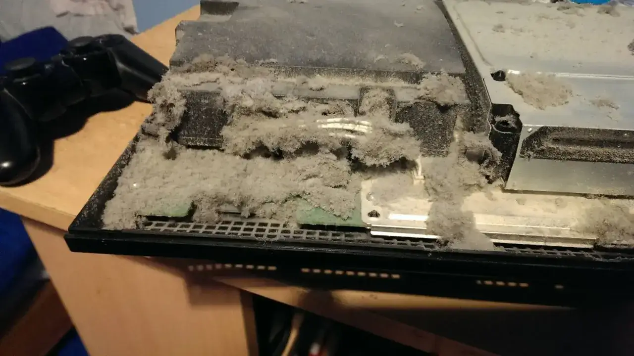 Consola PS4 cubierta de polvo. Es hora de limpiar ps4 para que funcione mejor.