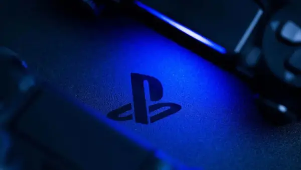 El logo de PlayStation brilla con luz azul. ¡Listo para el play 6 lanzamiento!